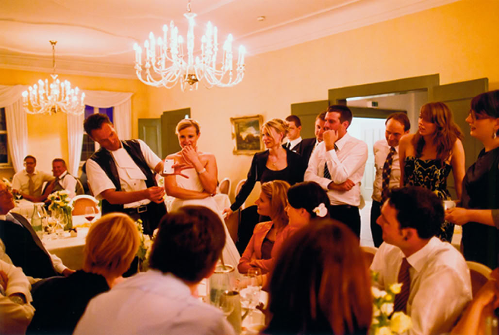 Philipp Schwarz der Zauberer aus Nürnberg zaubert direkt unter den Gästen mit seiner Close-Up Zauberkunst